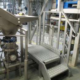 Workplatform for machine operation Small 1 step workplatform for stationary machine operation.